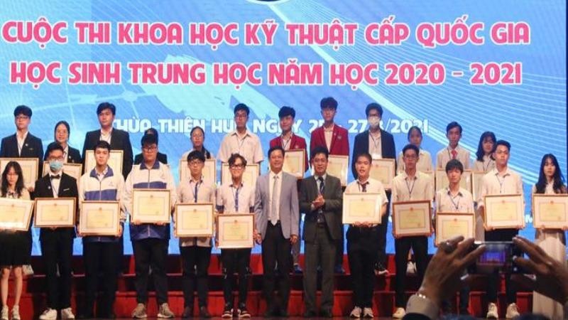 Trao giải cho các em học sinh nhận giải Nhất cuộc thi Khoa học kỹ thuật quốc gia học sinh trung học năm học 2020-2021.