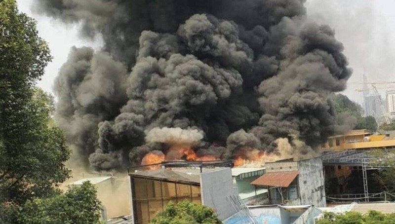 Đám cháy trong hẻm khiến nhiều học sinh một trường học gần đó phải đi sơ tán.