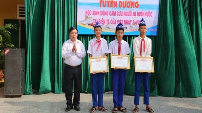 Lãnh đạo Phòng Giáo dục và Đào tạo huyện Gio Linh trao giấy khen của Chủ tịch UBND huyện cho 3 học sinh dũng cảm cứu người gặp nạn.