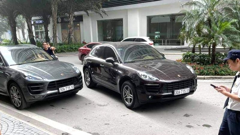 2 ô tô hiệu Porsche có cùng mang BSK 30A-715.10 giống hệt nhau, cùng dừng tại sảnh một chung cư ở TP Hà Nội.