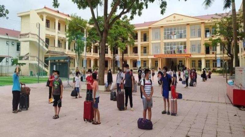 Các học sinh liên quan ca mắc COVID-19 ở Bắc Giang chuẩn bị đi cách ly tập trung. 
