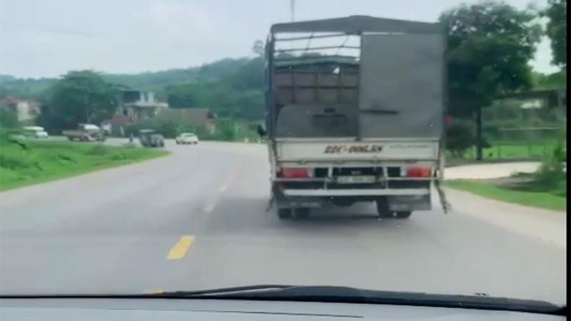 Chiếc xe tải không cho xe cứu thương vượt.