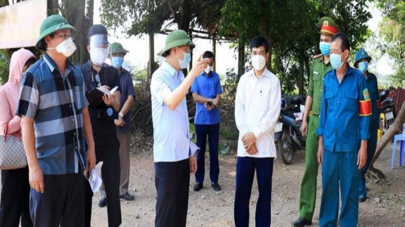 Chủ tịch UBND tỉnh Bắc Giang kiểm tra công tác phòng chống dịch Covid-19 tại huyện Lạng Giang. 