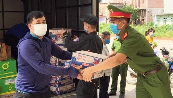 Lực lượng chức năng huyện Việt Yên vận chuyển nhu yếu phẩm đến các nhà trọ, phục vụ nhu cầu thiết yếu của người dân, công nhân trong vùng dịch thuộc tỉnh Bắc Giang.