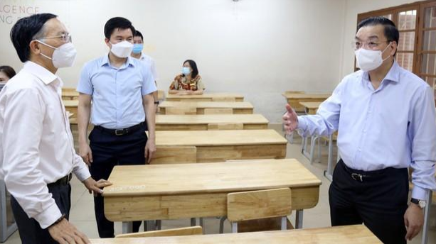 Chủ tịch Hà Nội Chu ngọc Anh kiểm tra công tác chuẩn bị kỳ thi vào lớp 10.