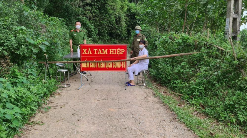 Chốt kiểm soát dịch COVID-19 tại xã Tam Hiệp, huyện Yên Thế.