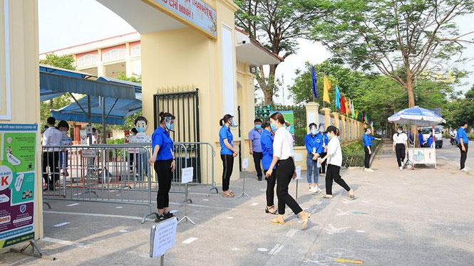 Tổ chức diễn tập phòng, chống dịch COVID-19 tại một điểm thi vào lớp 10 tại Hà Nội. 