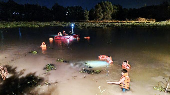 Lực lượng chức năng tìm kiếm nạn nhân vụ đuối nước.