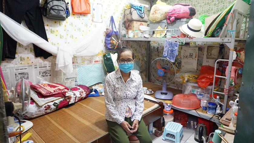 Bà Nguyễn Thị Thuận 7 năm sống một mình trong căn phòng chưa đầy 10m2. 