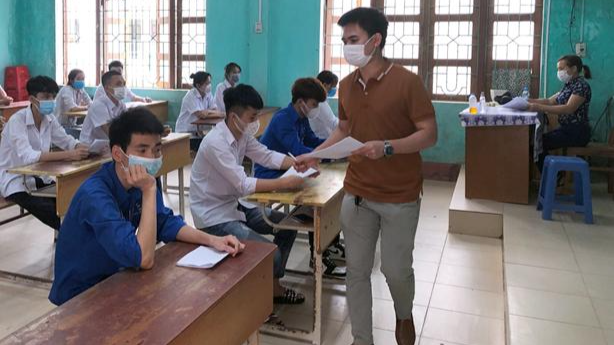 Thí sinh tại Hội đồng thi Bắc Giang được hướng dẫn làm thủ tục đăng ký dự thi. 