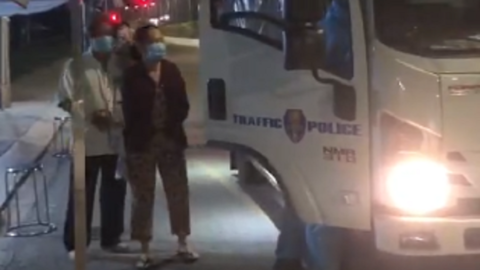 Cảnh sát giao thông đưa hai vợ chồng lớn tuổi về nhà giữa đêm