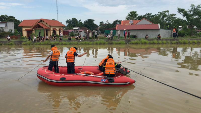 Lực lượng chức năng tìm kiếm 2 nạn nhân đuối nước. 