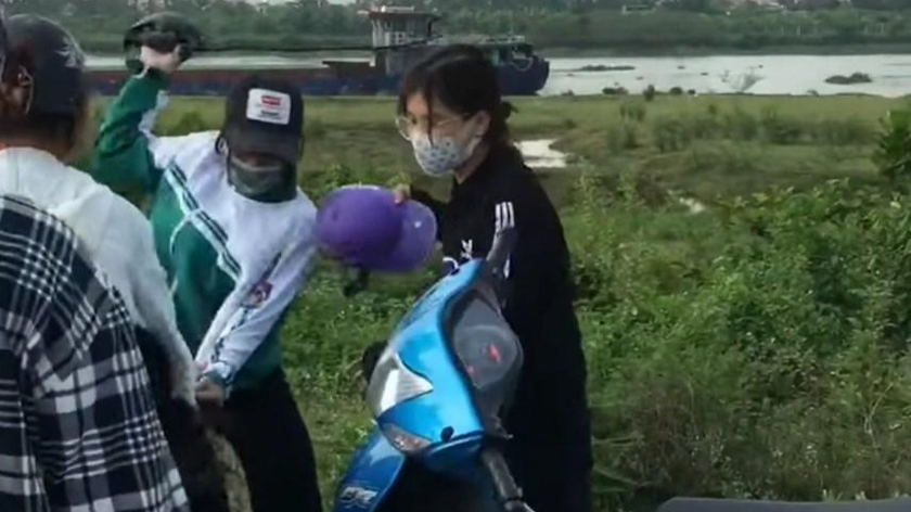 Nhóm nữ sinh dùng mũ bảo hiểm đánh đối phương.
