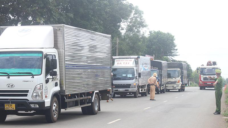Lực lượng chức năng kiểm soát phương tiện lưu thông trên tuyến ĐT 741, đoạn giáp ranh huyện Phú Riềng và huyện Đồng Phú (Bình Phước).