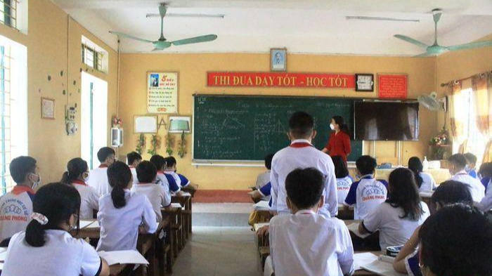 Học sinh huyện Quảng Xương (Thanh Hoá) trở lại trường.