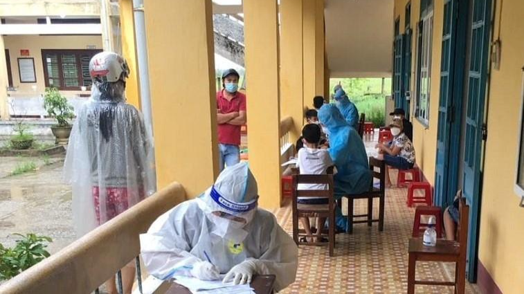 Học sinh Trường Tiểu học số 1 Hương Chữ được cán bộ y tế lấy mẫu xét nghiệm virus SARS-CoV-2.