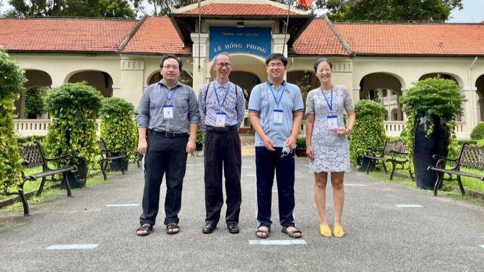 Phan Huỳnh Tuấn Kiệt (thứ hai từ phải qua) trong ngày thi IMO 2021 trực tuyến tại điểm Trường THPT chuyên Lê Hồng Phong.