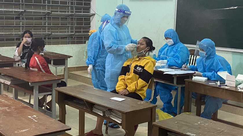 Lực lượng y tế lấy mẫu tại trường Phổ thông Dân tộc Bán trú và THCS Phước Chánh.