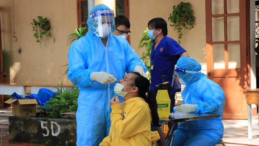 Lực lượng y tế lấy mẫu xét nghiệm cho người dân tại huyện Quế Võ (tỉnh Bắc Ninh).