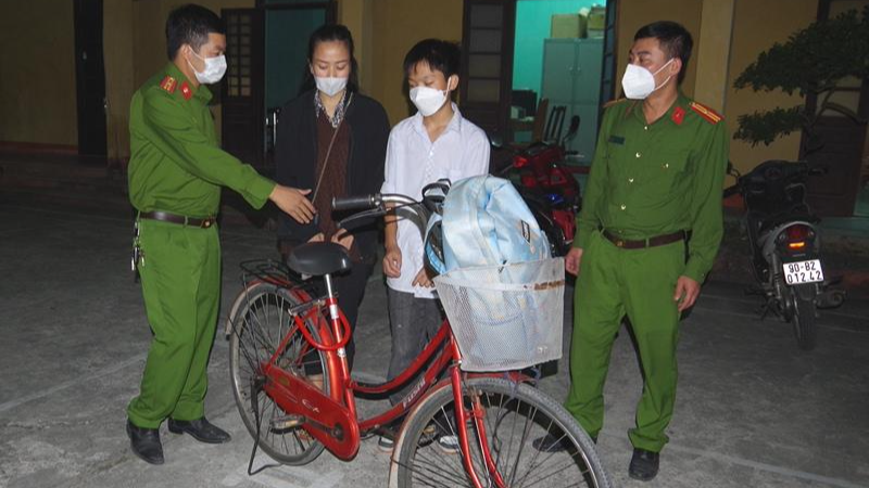 Bé trai được mẹ đến trụ sở Công an huyện Thanh Liêm đón về ngay trong đêm.