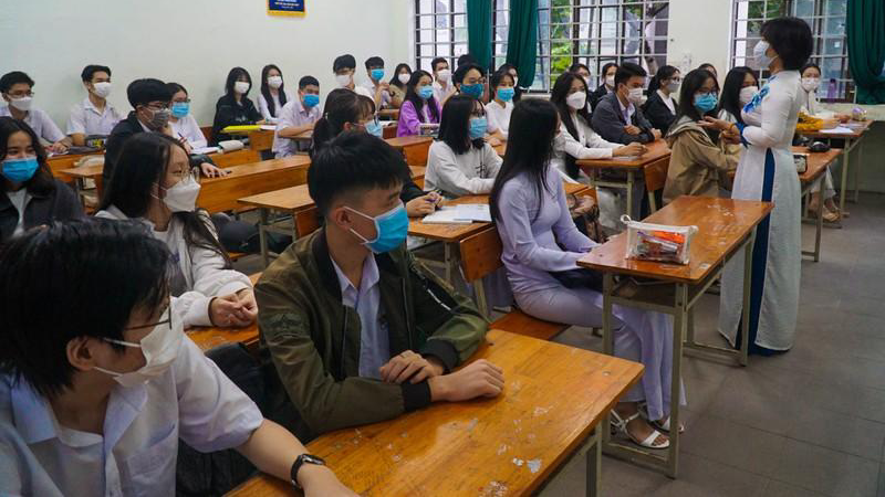 Học sinh TP Đà Nẵng tới trường học trực tiếp.