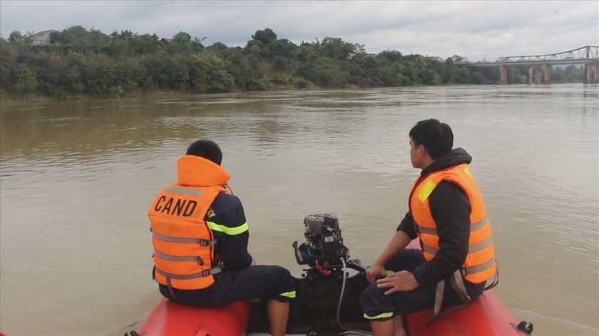 Lực lượng chức năng tìm kiếm nạn nhân vụ nhảy sông.