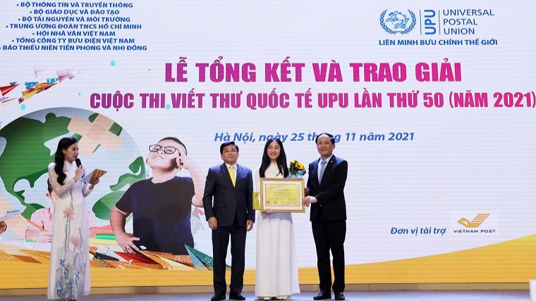 Thứ trưởng Bộ Thông tin và Truyền thông Phạm Anh Tuấn và Chủ tịch Hội đồng thành viên Tổng Công ty Bưu điện Việt Nam trao bằng khen cho em Đào Anh Thư.
