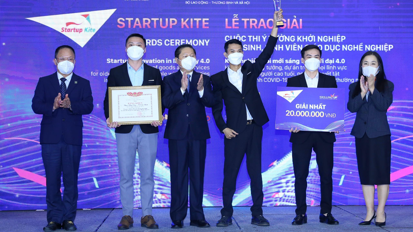 Thứ trưởng Bộ LĐTBXH Lê Tấn Dũng trao giải Nhất cho dự án "Gậy thông minh".