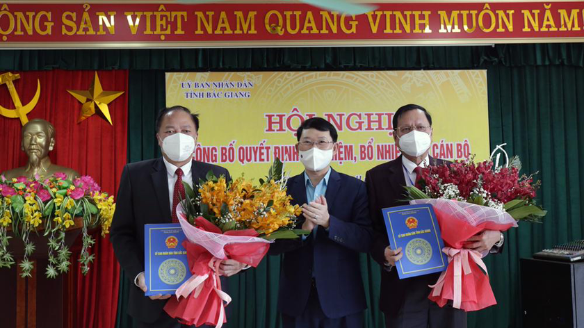 Chủ tịch UBND tỉnh Bắc Giang Lê Ánh Dương đã trao Quyết định bổ nhiệm ông Tạ Việt Hùng (trái).