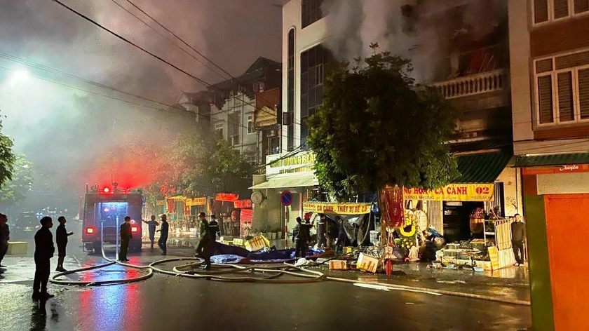 Lực lượng Cảnh sát PCCC và CNCH tổ chức lực lượng, phương tiện dập tắt đám cháy. Ảnh Công an tỉnh Thanh Hoá.