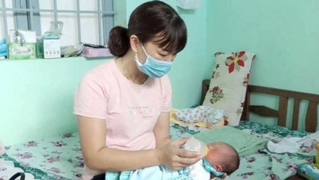 Bé trai đang được chăm sóc tại Trạm y tế xã Tân Thành.