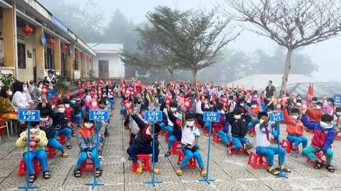 Các em học sinh Tiểu học, Trung học cơ sở trên địa bàn huyện Nam Trà My được nhận lì xì nhân dịp đầu xuân Nhâm Dần.