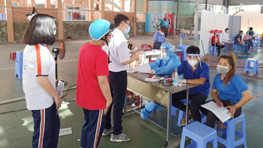 Học sinh trung học cơ sở tại TP Biên Hòa, tỉnh Đồng Nai thực hiện test COVID-19.