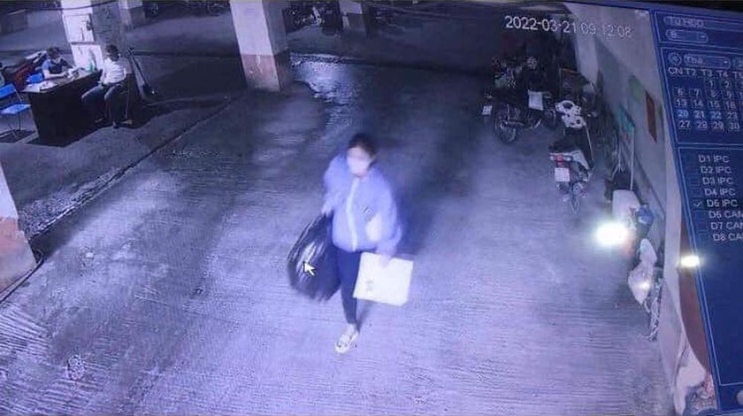 Hình ảnh trích từ camera chung cư cho thấy B gửi xe và mang theo túi đồ lớn rồi biến mất.