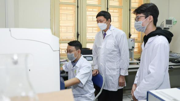 Học sinh trường THPT chuyên được giảng viên của ĐH Quốc gia Hà Nội hướng dẫn thực hành thí nghiệm.