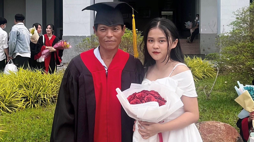 Cha Thy mặc đồ cử nhân, chụp ảnh lưu niệm cùng con gái.