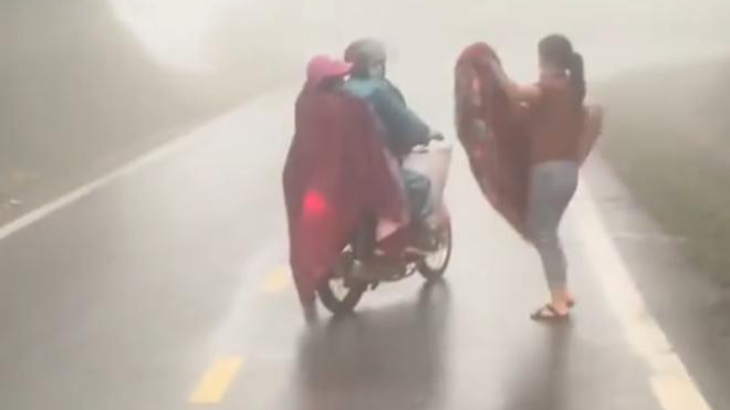 Hành động ấm áp của tài xế xe tải khi gặp vợ chồng chở con nhỏ giữa trời mưa rét