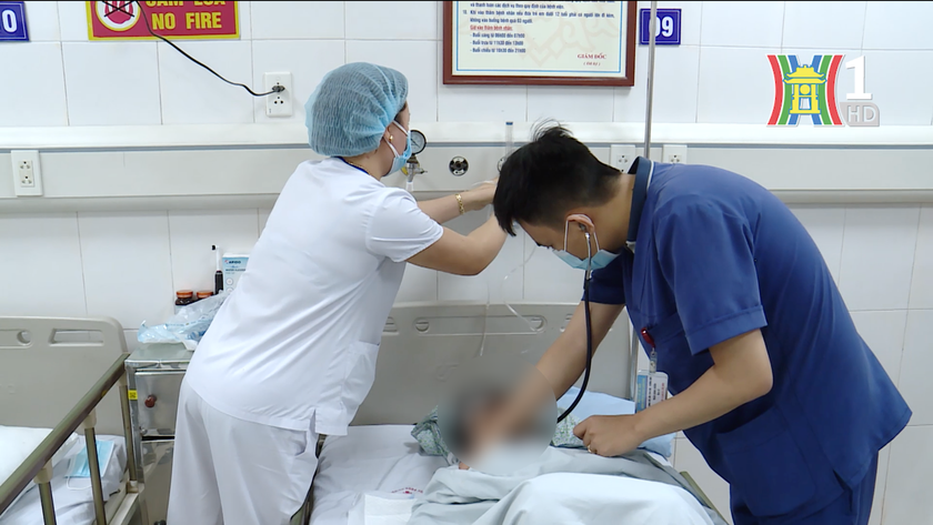 Bác sĩ đang điều trị cho bệnh nhân bị bỏng sau vụ hoả hoạn. Ảnh: Đài truyền hình Hà Nội.