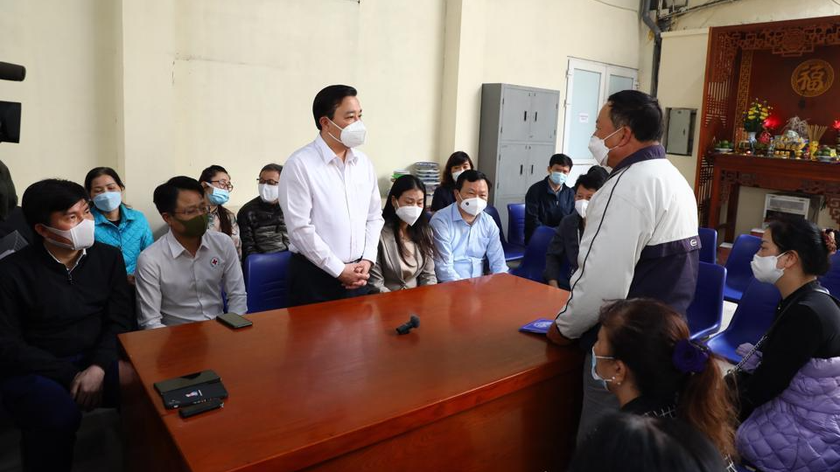 Phó Chủ tịch UBND TP Hà Nội Chử Xuân Dũng thăm hỏi, chia buồn với gia đình nạn nhân vụ cháy.