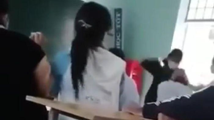 Nữ sinh dùng mũ bảo hiểm đánh bạn nam trong lớp.