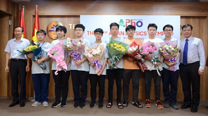 Các thành viên đội tuyển Việt Nam tại kỳ thi Olympic Vật lí Châu Á - Thái Bình Dương (AphO) năm 2022.