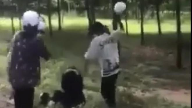Nữ sinh bị đánh hội đồng bằng mũ bảo hiểm