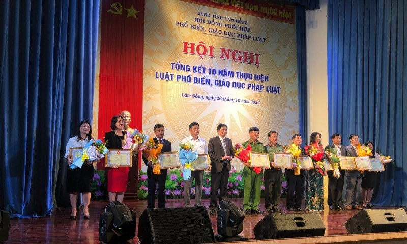 Các cá nhân, tập thể được nhận Bằng khen của Chủ tịch UBND tỉnh Lâm Đồng.
