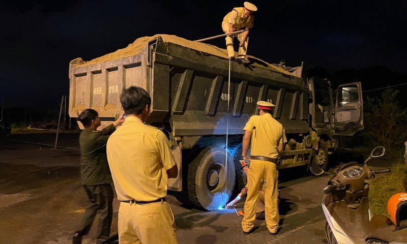 Lực lượng CSGT Lâm Đồng kiểm tra phương tiện có dấu hiệu chở hàng quá khổ, quá tải.