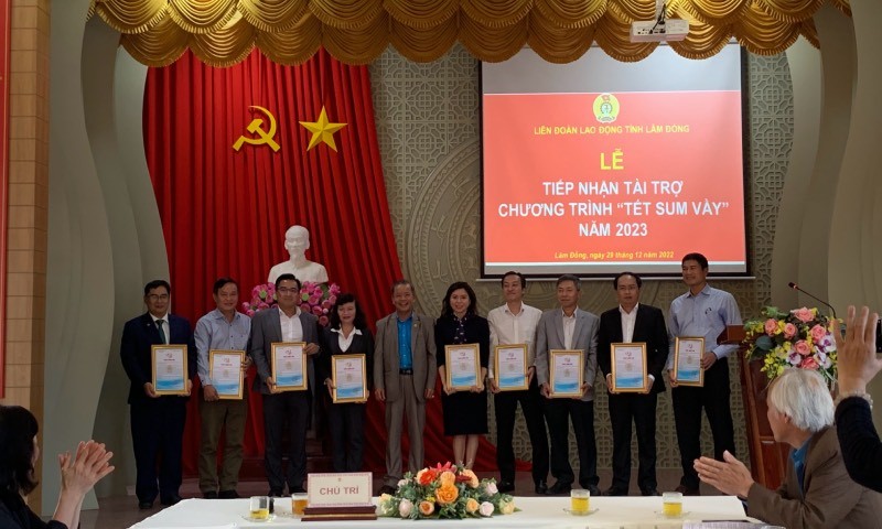 Ông Hoàng Liên (đứng giữa)- Chủ tịch Liên đoàn Lao động tỉnh Lâm Đồng trao thư cảm ơn cho các nhà tài trợ.