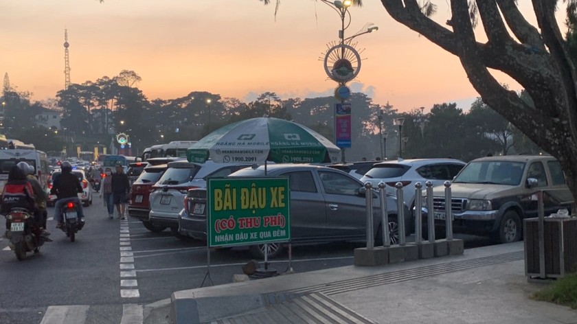 Một bãi đậu xe có thu phí tại khu vực Quảng trường Lâm Viên.