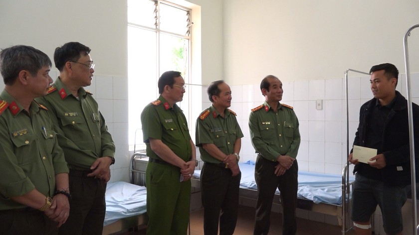 Lãnh đạo công an tỉnh Lâm Đồng thăm hỏi Thượng úy Nguyễn Trung Kiên. 
