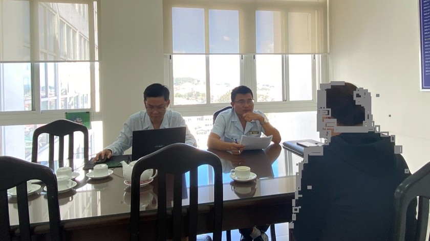 Thanh tra Sở Thông tin và Truyền thông tỉnh Lâm Đồng làm việc với chủ sở hữu tên miền có dấu hiệu vi phạm.