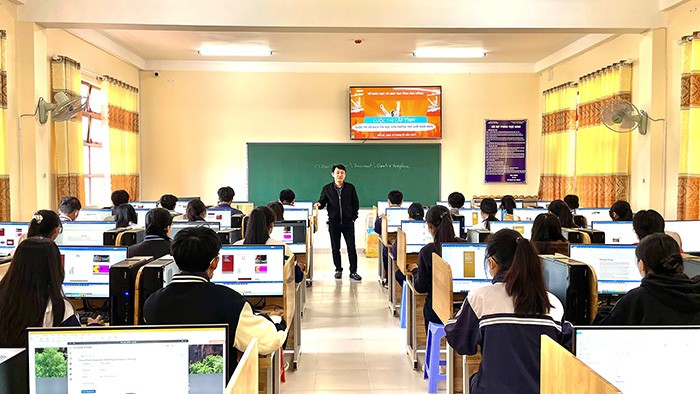 Thí sinh thực hiện nội dung thi trên máy tính có kết nối mạng internet bằng phần mềm Gmetrix. Ảnh Sở Giáo dục và Đào tạo Lâm Đồng.