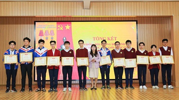 Giám đốc Sở GD&ĐT Lâm Đồng tặng Giấy khen cho các học sinh trong Đội tuyển dự thi học sinh giỏi quốc gia năm học 2022-2023. Ảnh Sở GD&ĐT Lâm Đồng.